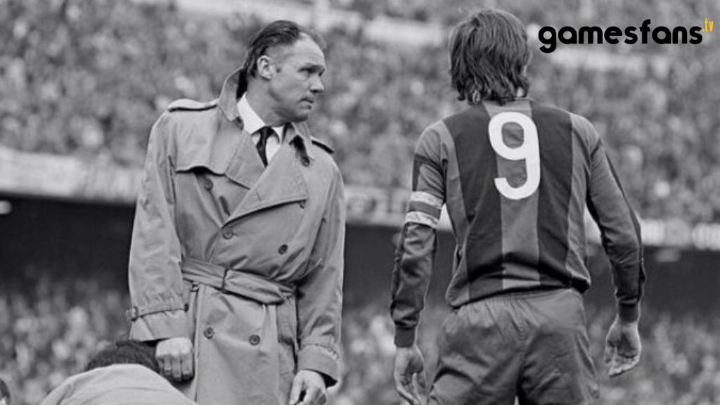 A football legend Rinus Michels with a player .